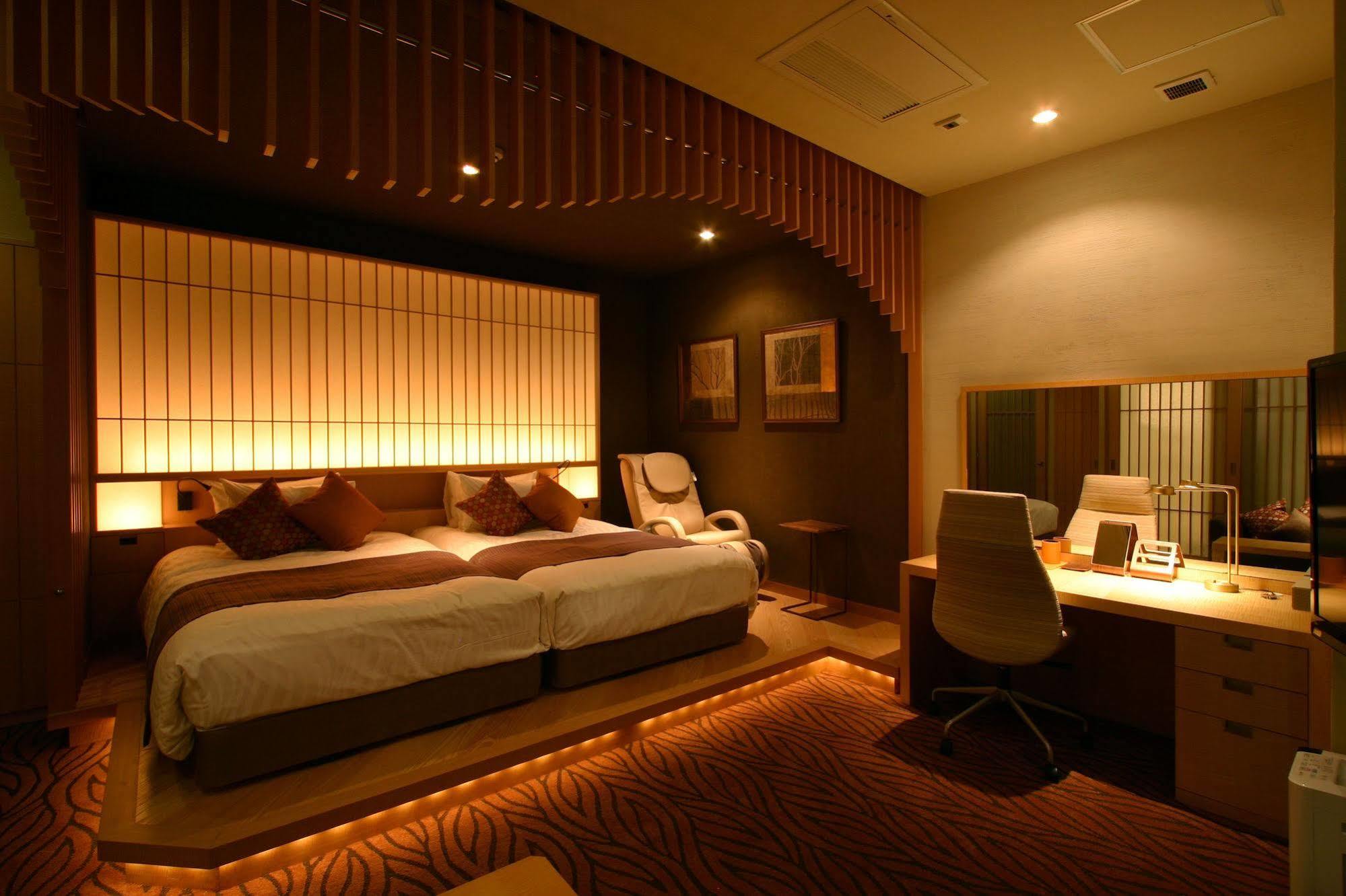 Hotel Coco Grand Takasaki Bagian luar foto