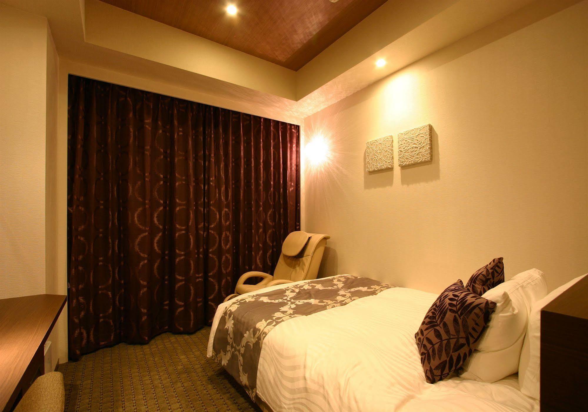 Hotel Coco Grand Takasaki Bagian luar foto