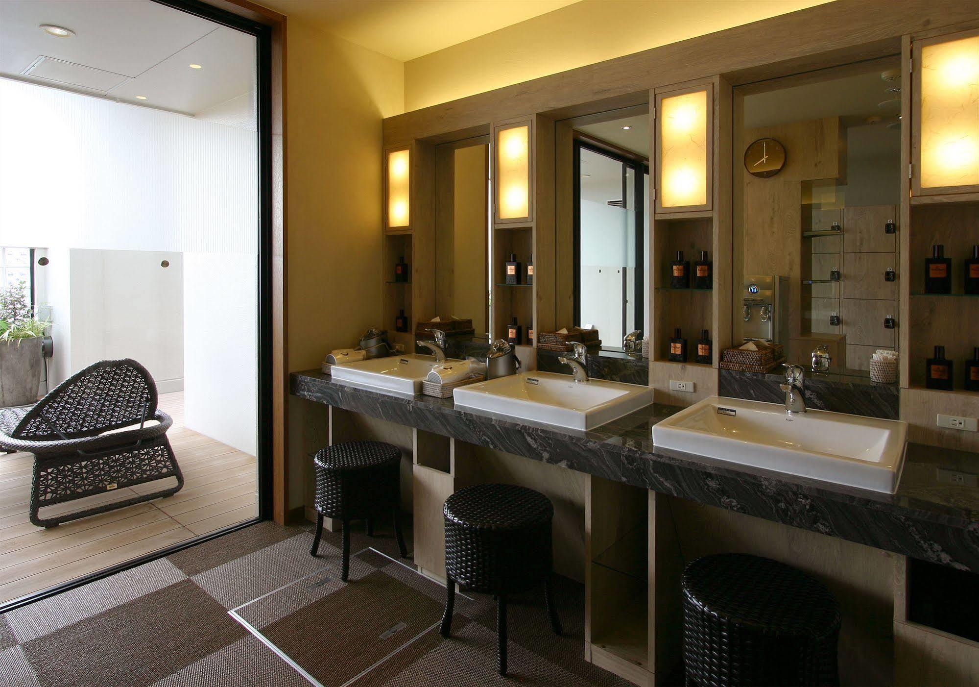 Hotel Coco Grand Takasaki Bagian luar foto